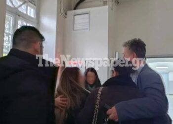 FOTO/ U la në arrest shtëpie për vrasjen e kunatit, vajzat e shqiptarit shpërthejnë në lot sapo gjykata shpall vendimin
