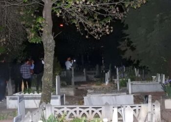 Shkoi në varreza për t’i ndezur qiri djalit, e moshuara gjendet në gjendje të rëndë nga punonjësi i shërbimeve funerale
