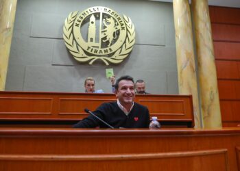 Këshilltarët e Berishës, Bashës dhe Qorrit bëhen bashkë dhe nuk votojnë ndihmën ekonomike dhe bonusin e qirasë për të pastrehët