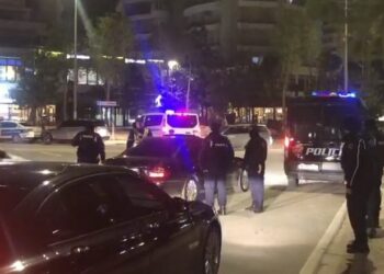 Vrasja me snajper e Sinomatit, Vlora blindohet nga FNSH e RENEA. Kapet një 20 vjeçar, iu gjet pistoletë në makinë