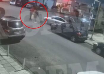 VIDEO/ Ekzekutimi i 41-vjeçares shqiptare, momenti kur bashkëshorti vrasës e shoku i tij hedhin sendet personale të saj në koshin e plehrave