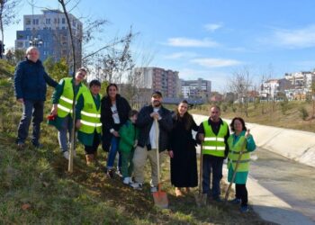 Nga Olta Gixhari, te Big Basta / VIP-at i bashkohen fushatës për mbjelljen e pemëve në Tiranë