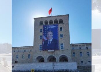 FOTO/ Tirana “vishet” me flamuj amerikanë, një portret gjigant mirëpret Sekretarin Blinken