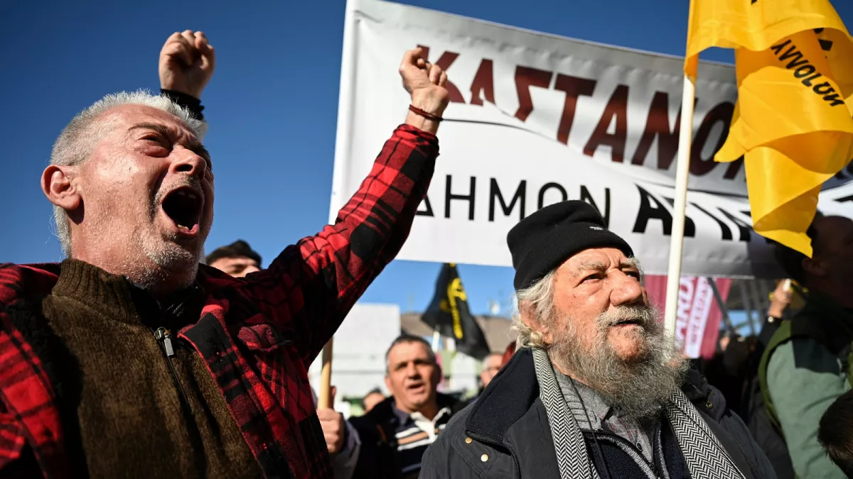 Protesta e fermerëve grekë bllokon qarkullimin e autobusëve dhe kamionëve në aksin Kallpaq-Janinë