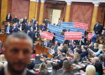 Konstituohet Kuvendi i ri i Serbisë, deputetët e opozitës betohen në korridor