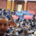 Konstituohet Kuvendi i ri i Serbisë, deputetët e opozitës betohen në korridor