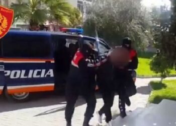 Doli të pinte kafe kur duhej të rrinte në shtëpi, arrestohet 43-vjeçari