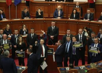 Rithemelimi sot proteston para Parlamentit, deputetët plan për bllokimin e seancës plenare