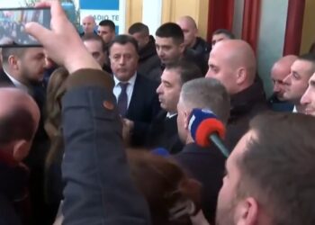 VIDEO/ Tension në Kuvend, deputetët e përjashtuar të ‘Rithemelimit’ tentojnë të futen në seancë