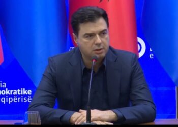 Basha ironizon grupin Berisha-Bardhi: Në vend që të derdhet në bulevarde, mezi mbush rrugicat