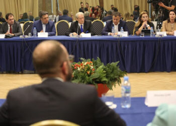 Mbledhja në seli, për herë të parë bashkë deputetët e Bardhit dhe Berishës