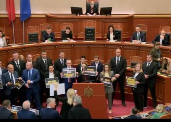 VIDEO, KUVEND! Rithemelimi ndez zhurmuesit, PD kërkon Ramën: Të mos fshihet pas Blinkenit dhe vizitës në Bruksel