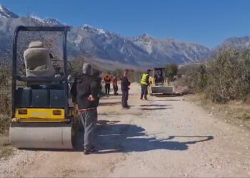 Vetëfinancojnë rrugën, mesazhi i djemve emigrantë për të mos e braktisur vendin
