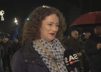 Argita Berisha në ballë të protestës: Shqiptarët duhet të qëndrojnë në shesh, jo vetëm të dalin disa orë!