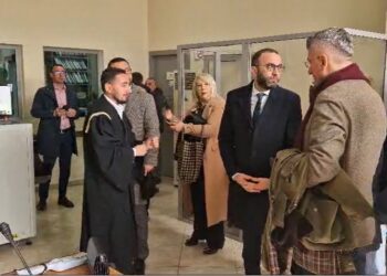 VIDEO / Lirohen protestuesit e dhunshëm të Berishës, deputetët mbushin sallën e gjyqit
