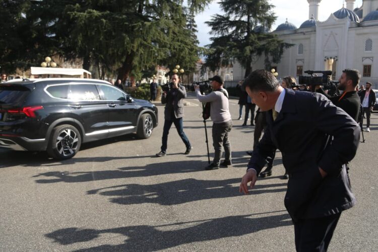 FOTO/ Gardistët të mbuluar me miell, makinat me vezë…. para që bien nga “qielli” gjatë seancës në Kuvend