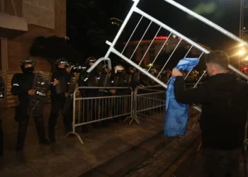 Protestuesit hodhën gurë, molotov e shashka në drejtim të Kryeministrisë! Policia shoqëron disa prej tyre