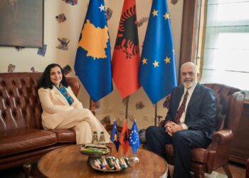 Presidentja e Kosovës Vjosa Osmani ndan foton me kryeministrin Edi Rama: Në të mirë të Kosovës e të Shqipërisë