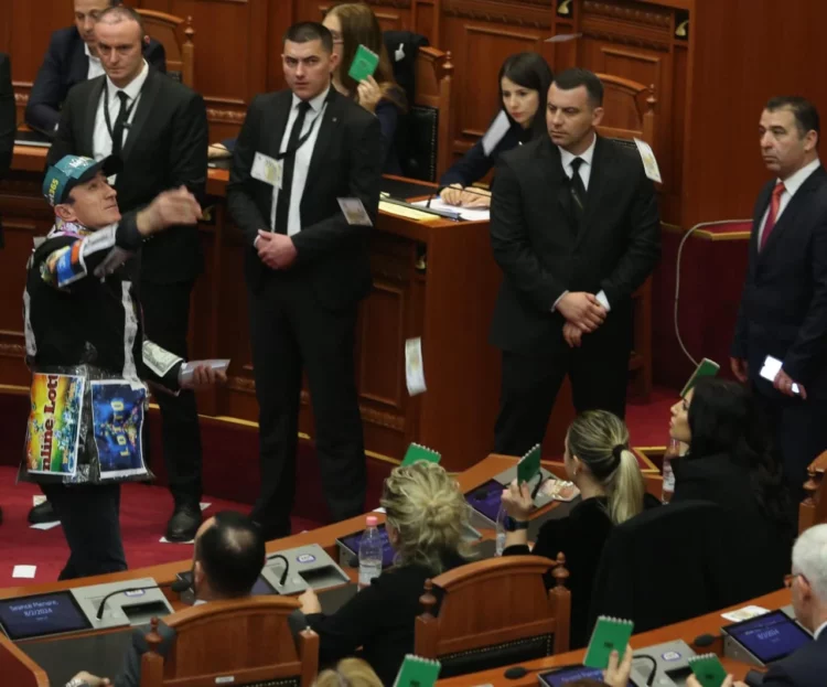 FOTO/ Gardistët të mbuluar me miell, makinat me vezë…. para që bien nga “qielli” gjatë seancës në Kuvend