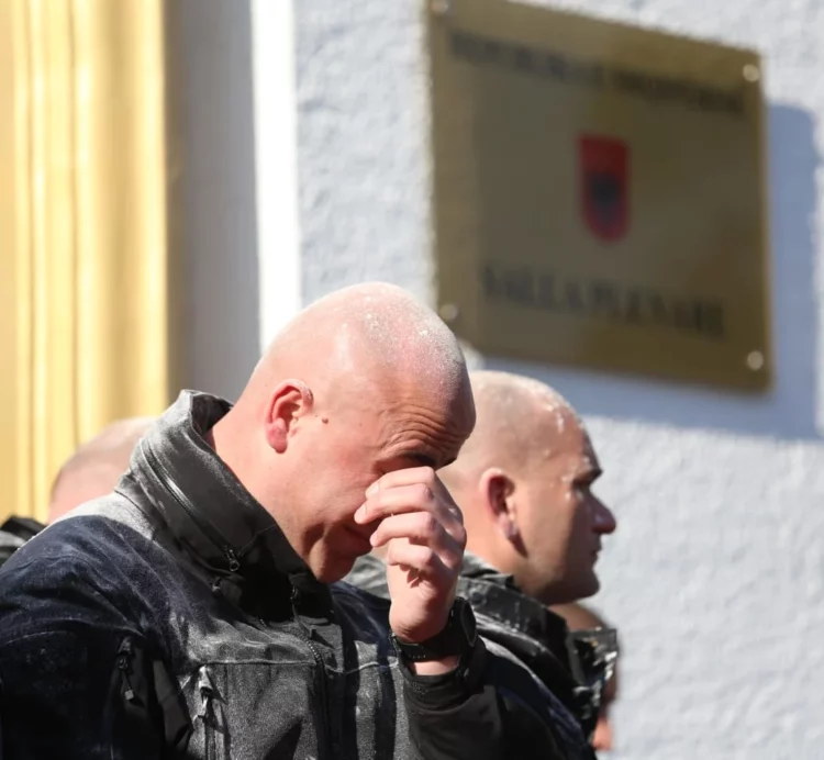 FOTO/ Gardistët të mbuluar me miell, makinat me vezë…. para që bien nga “qielli” gjatë seancës në Kuvend