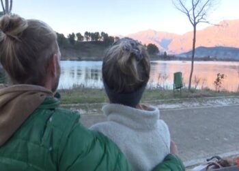 Duke eksploruar botën në këmbë – Çifti zviceran Bollinger “mysafirë” në Gjirokastër