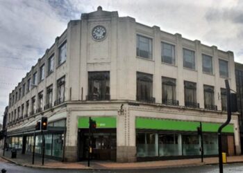 Kanabis me vlerë 2 milionë paund, si i ktheu shqiptari zyrat e punës në një fabrikë gjigante me mijëra bimë