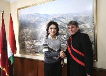 U zgjodh nga foltorja: Kryebashkiaku i Fushë-Arrësit mirëpret Elisa Spiropalin