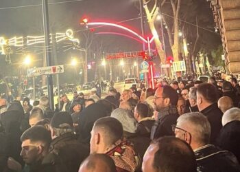 FOTO/ A e sponsorizoi familja Berisha udhëtimin e gazetarit të “Bild” për protestën në Tiranë?