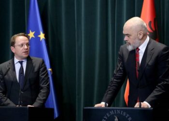 Varhelyi kritika Greqisë për Shqipërinë: Marrëdhëniet e mira nuk ndërtohen kur bllokon fqinjin