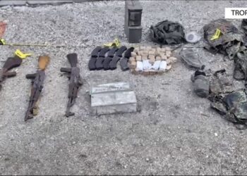 VIDEO/ Plagosi fqinjin, arrestohet 51-vjeçari, policia i gjen arsenal armësh dhe uniforma në banesë
