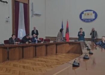 Reforma Zgjedhore/ Deputetët e opozitës futen në sallë dhe bllokojnë, mbledhja kalon online