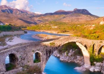 Media spanjolle “La Vanguardia”: Vizitoni Shqipërinë, vendin e bukur mes Ballkanit dhe Adriatikut