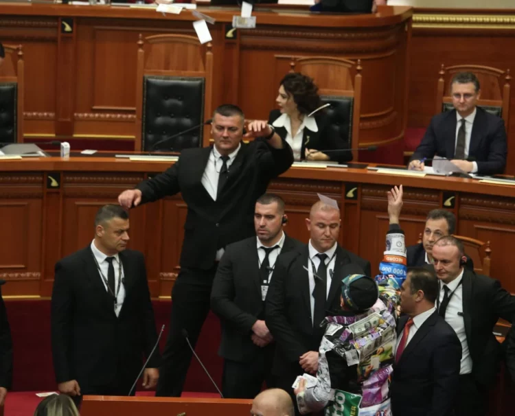 FOTO/ Gardistët të mbuluar me miell, makinat me vezë…. para që bien nga “qielli” gjatë seancës në Kuvend