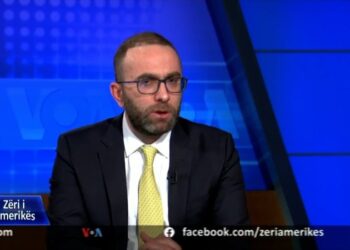 Gazetarja e VOA vë me shpatulla pas muri Gaz Bardhin: Bojkojtuat Parlamentin dhe zgjedhjet dhe pastaj kërkuat falje. Tani po veproni njësoj