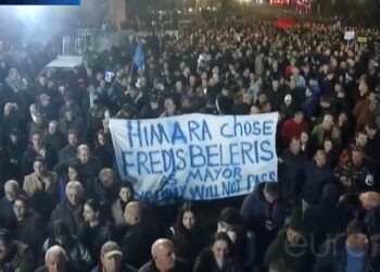 Protesta greke e Sali Berishës