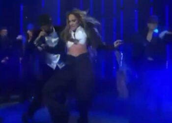 Incident në skenë, JLO i bien extensions, kërcen me flokët në duar! Video bëhet virale