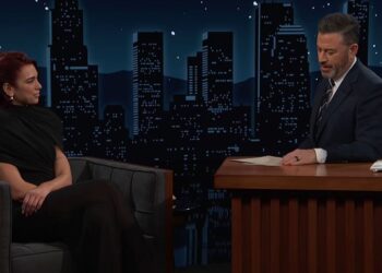 VIDEO / “E ke një dërrasë mangut”, Jimmy Kimmel flet shqip në emision, Dua Lipa kalon me sukses testin