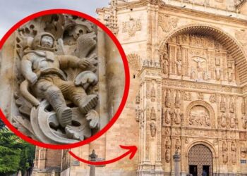 Statuja e një astronauti në kishën e viteve 1500 në Spanjë, si është e mundur?