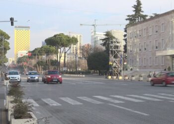 Protesta e opozitës/ Mbi 1 mijë efektivë policie në terren, Berisha merr pjesë nga ballkoni