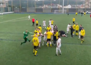 VIDEO / Përballja e futbollistëve veteranë kthehet në arenë boksi, grushte dhe shkelma mes lojtarëve