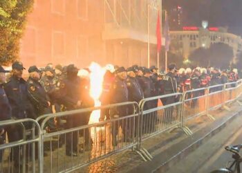 PAMJET / Pas fjalës së Berishës, militantët sulmojnë Kryeministrinë me molotovë, rrëzojnë edhe gardhin metalik