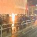 PAMJET / Pas fjalës së Berishës, militantët sulmojnë Kryeministrinë me molotovë, rrëzojnë edhe gardhin metalik