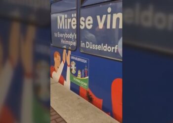 Prag EURO 2024, simbolet shqiptare pushtojnë metronë në Dyseldorf