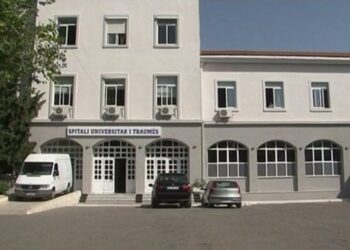 Tragjike, pacienti i jep fund jetës në Spitalin e Traumës, hidhet nga kati i tretë
