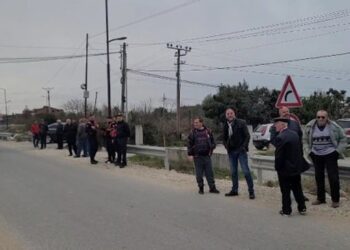 Durrës/ Protestë te mbikalimi i Fllakës, banorët: Vendosja e barrierave na bllokon rrugën dytësore