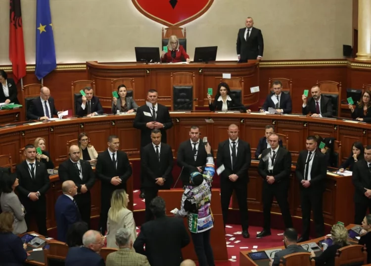 FOTO/ Gardistët të mbuluar me miell, makinat me vezë…. para që bien nga “qielli” gjatë seancës në Kuvend