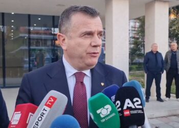 Berisha në ‘majë’ të ballkonit çdo ditë/ Balla: E papranueshme, bie ndesh me Kodin Penal