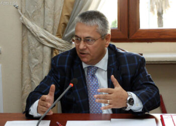 Këshilli bashkiak i Kuçovës i jep titullin “Qytetar Nderi” (pas vdekjes) Bashkim Finos, ish kryeministër…!