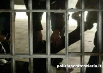 Shpërthen dhuna në burgun italian, të dënuarit shqiptarë përleshen me nigerianët e gardianët, 5 të plagosur