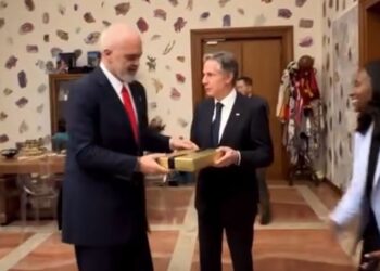 VIDEO / “Keqardhje që zgjodhët ushqimin jo të shijshëm gjerman”, batuta e shkëmbim dhuratash mes Ramës e Blinken, çfarë ndodhi në Tiranë